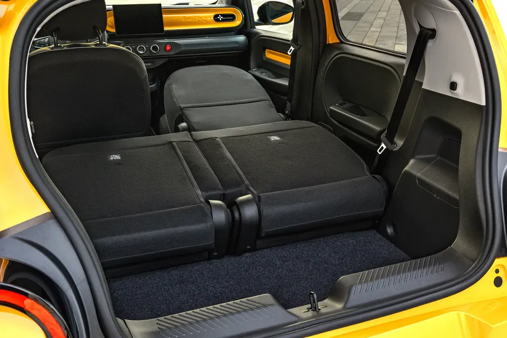 Ruime kofferbak van een elektrische auto, achterbank plat voor optimale ruimte.