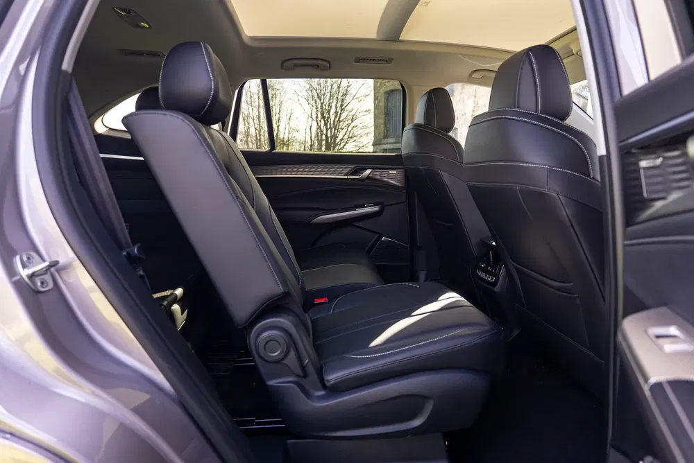 Ruim interieur van Hyundai Santa Fe met zwarte lederen zetels en panoramisch dak.