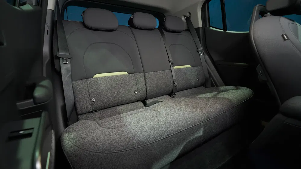 Intérieur spacieux de la banquette arrière de la Mazda 2 avec ceinture de sécurité.