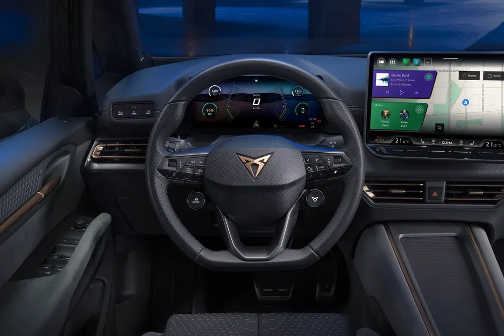 Intérieur de la Cupra Tavascan avec tableau de bord numérique moderne et écran tactile.