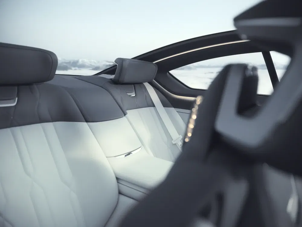 Intérieur luxueux de voiture avec sièges en cuir, vue panoramique arrière.