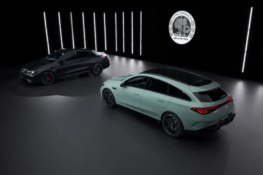 Twee Mercedes-AMG EQE sedans in een donkere kamer met verlicht AMG-logo.