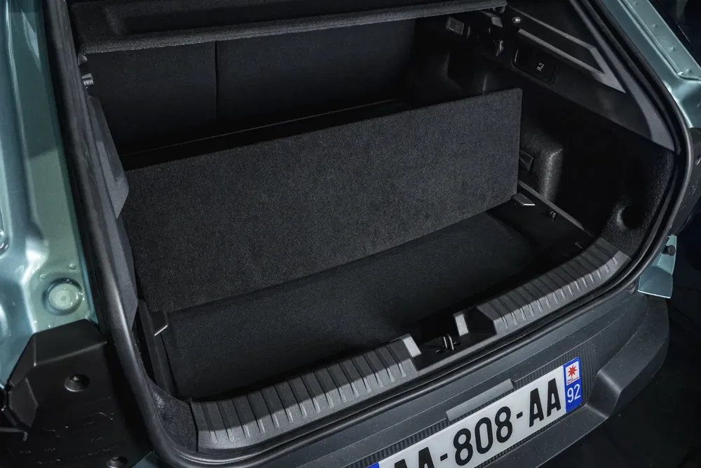 Ruime kofferbak van een Renault Captur met zichtbare kentekenplaat.