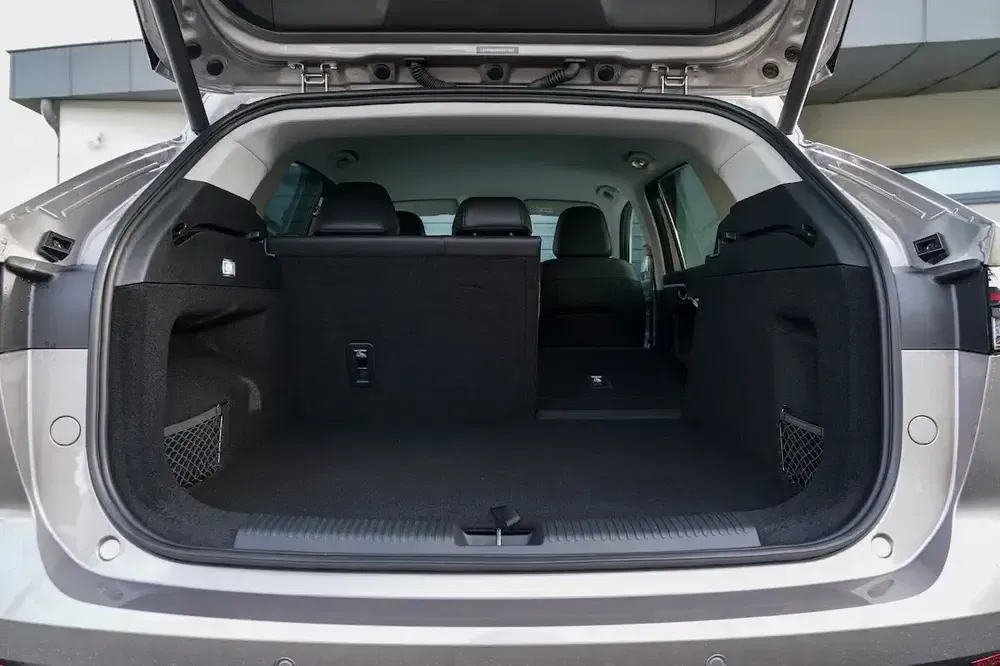 Ruime kofferbak van een moderne SUV met neerklapbare achterbank.