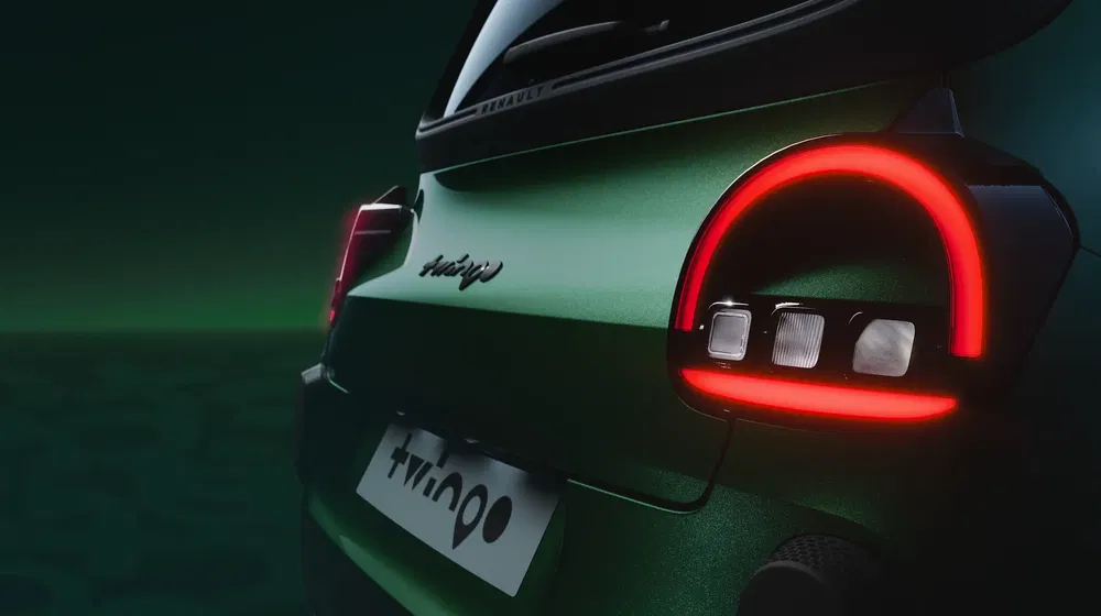 Vue arrière de la Renault Twingo verte avec feux arrière LED allumés.