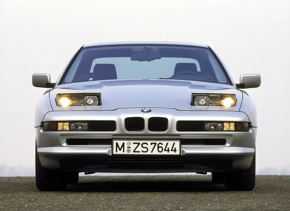 {"fr":"BMW Série 8 E31 argentée, vue avant avec phares escamotables.","nl":"Zilveren BMW 8 Serie E31, vooraanzicht met pop-up koplampen."}