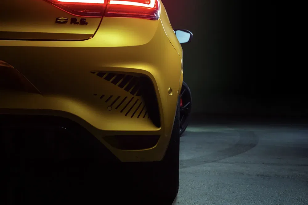 Vue arrière d'une voiture de sport jaune avec des feux LED allumés.