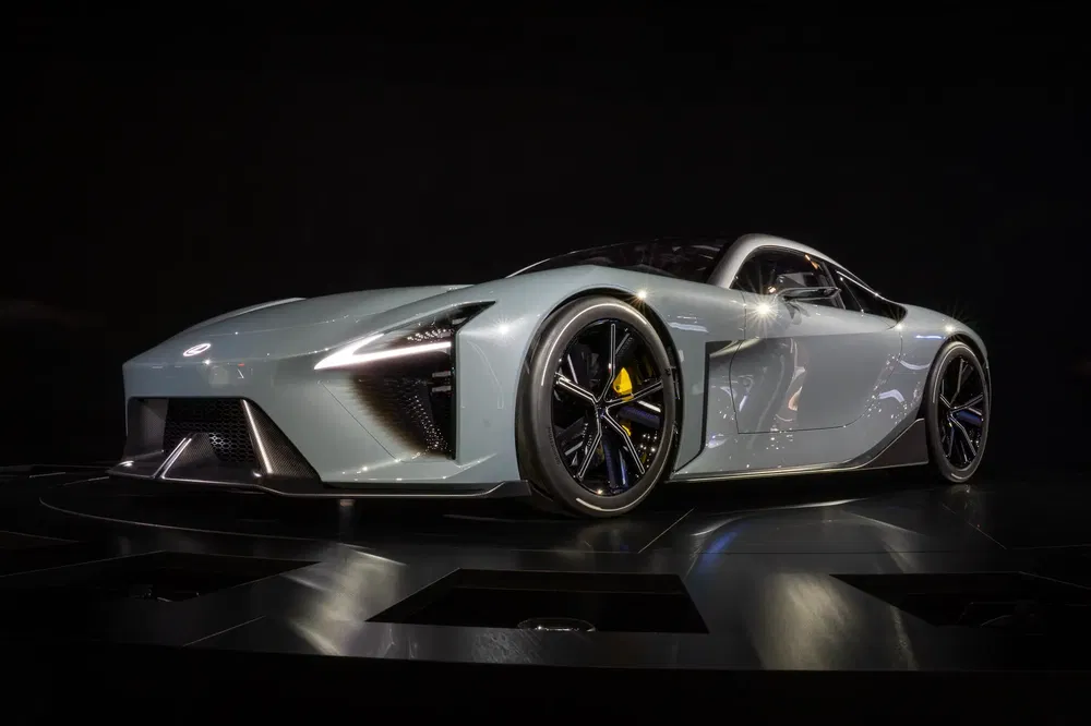 Futuristische sportauto, lage verlichting, gestroomlijnd ontwerp met opvallende LED-koplampen.