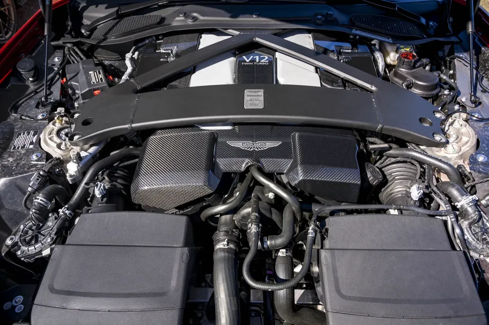 Moteur V12 biturbo Aston Martin sous le capot, performance de luxe britannique.