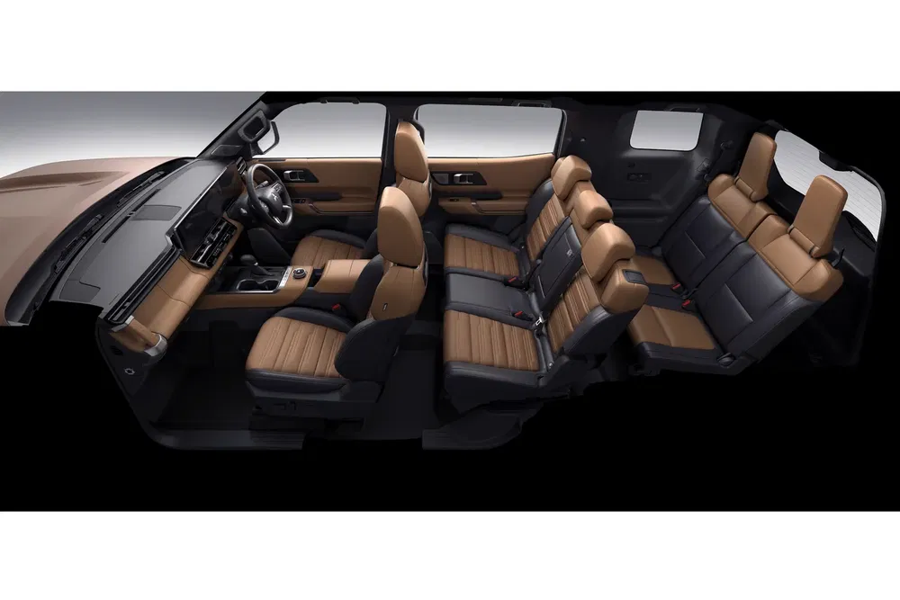Intérieur spacieux d'un SUV Toyota avec trois rangées de sièges en cuir marron.