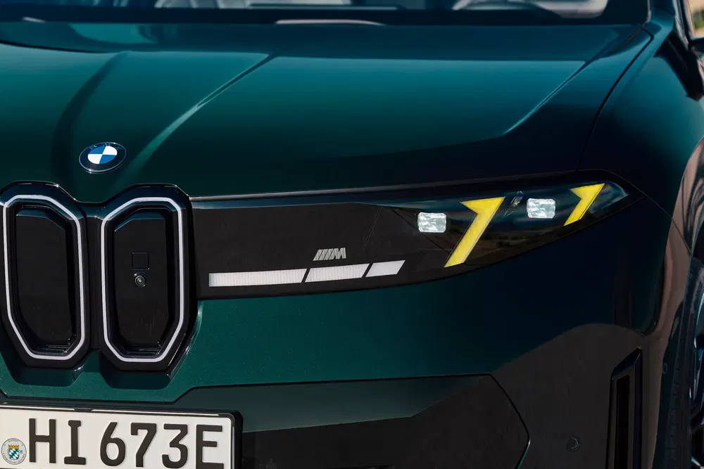 Gros plan sur le phare avant d'une BMW i4 avec des détails de conception distinctifs.