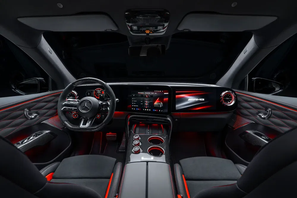 Intérieur luxueux d'une Mercedes-AMG avec éclairage rouge et tableau de bord numérique moderne.