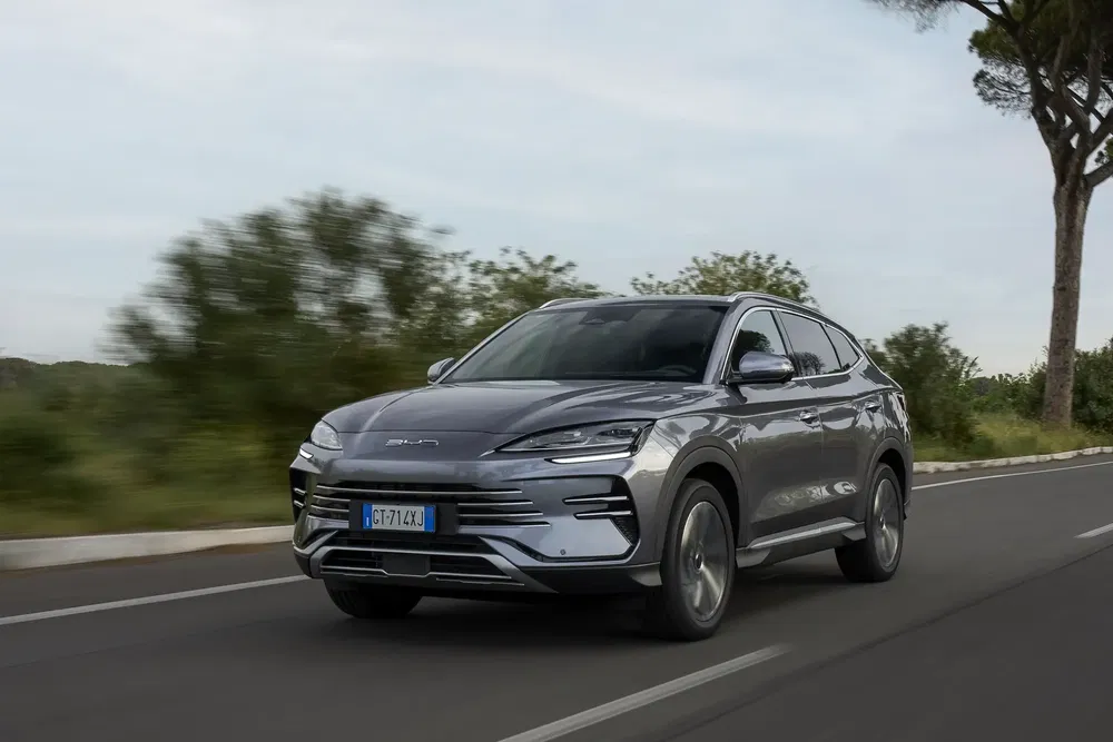 {"fr":"SUV électrique BYD sur route dégagée, design moderne et aérodynamique.","nl":"BYD elektrische SUV op open weg, modern en gestroomlijnd ontwerp."}