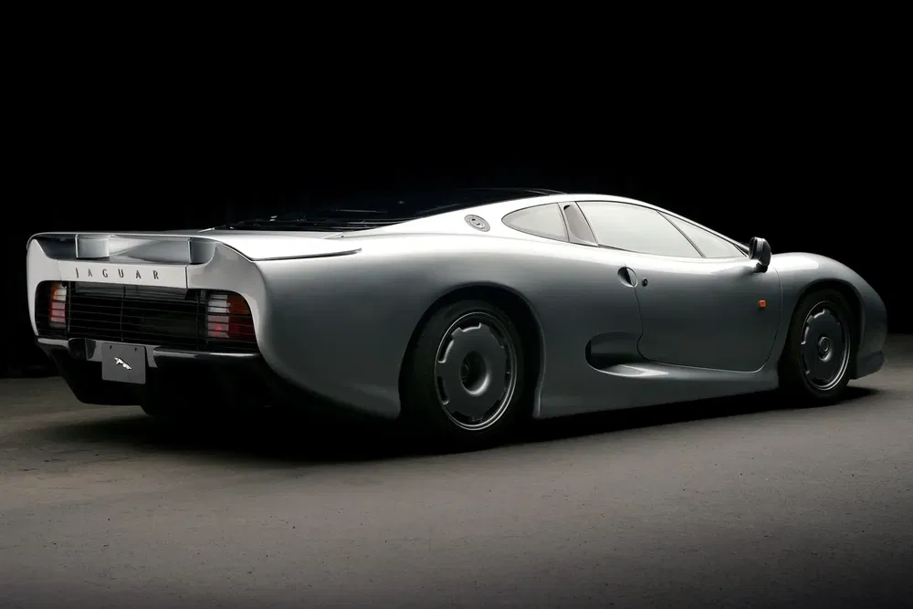 {"fr":"Voiture de sport classique Jaguar avec design aérodynamique et arrière élégant sur fond noir.","nl":"Klassieke Jaguar sportwagen met gestroomlijnd ontwerp en elegante achterkant op zwarte achtergrond."}