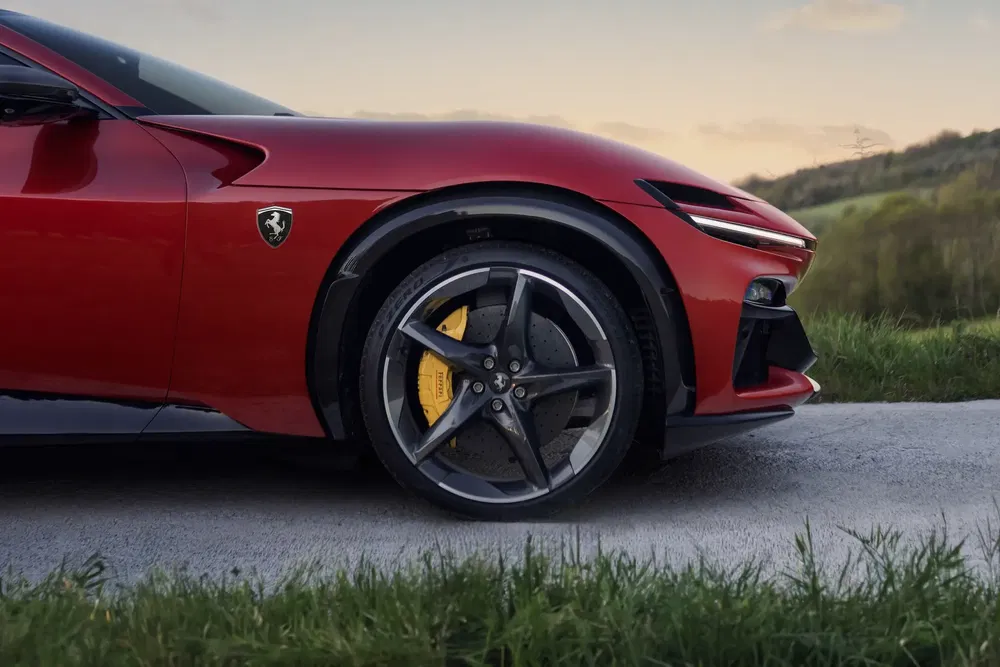 {"fr":"Ferrari rouge avec jantes sport, logo emblématique, ciel crépusculaire en arrière-plan.","nl":"Rode Ferrari met sportvelgen, iconisch logo, schemerige hemel op de achtergrond."}