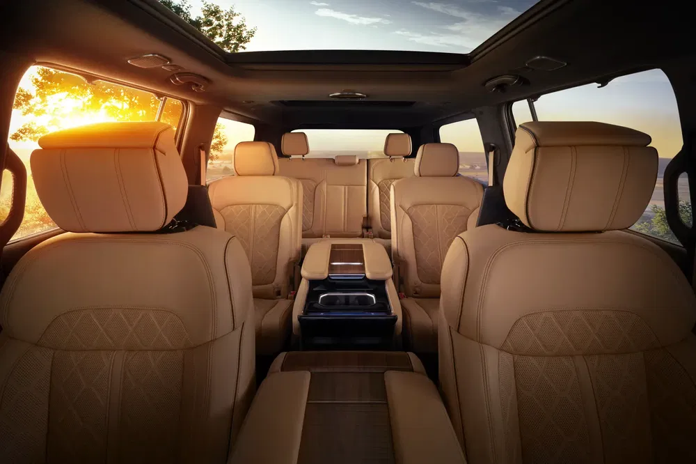 Intérieur luxueux d'un SUV avec sièges en cuir beige et toit panoramique.