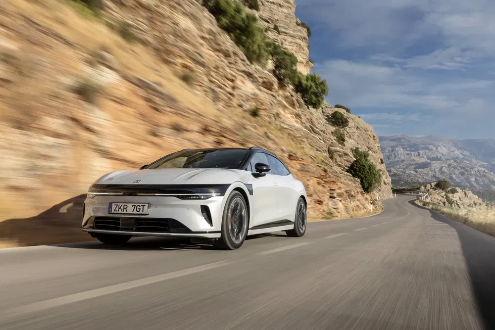 {"fr":"Lucid Air blanc roulant sur route sinueuse de montagne sous ciel bleu clair.","nl":"Witte Lucid Air rijdt op kronkelige bergweg onder een heldere blauwe hemel."}
