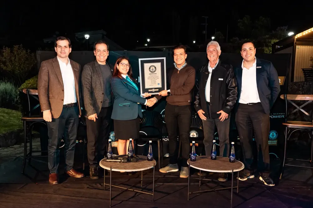 Groep mensen met Guinness World Records-certificaat, formele buitenavondceremonie.