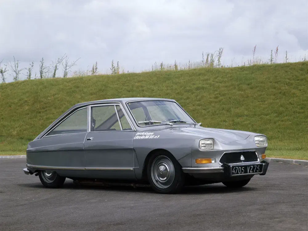 Prototype Citroën M35 gris stationné, ancienne berline légendaire sur une route dégagée.