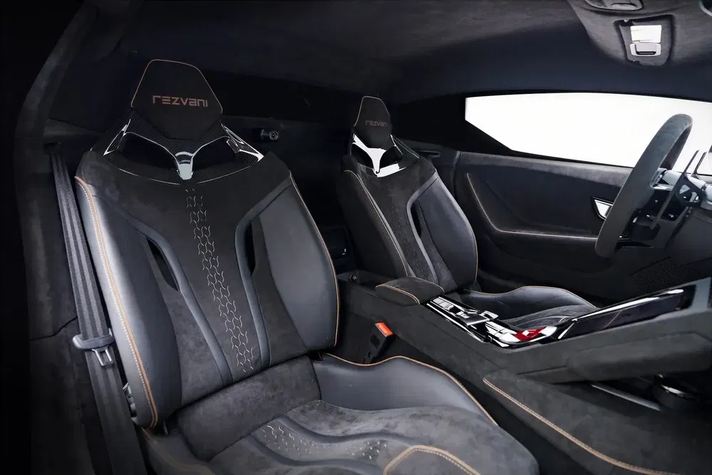 Intérieur luxueux de la Rezvani Beast avec sièges sport en cuir élégant.