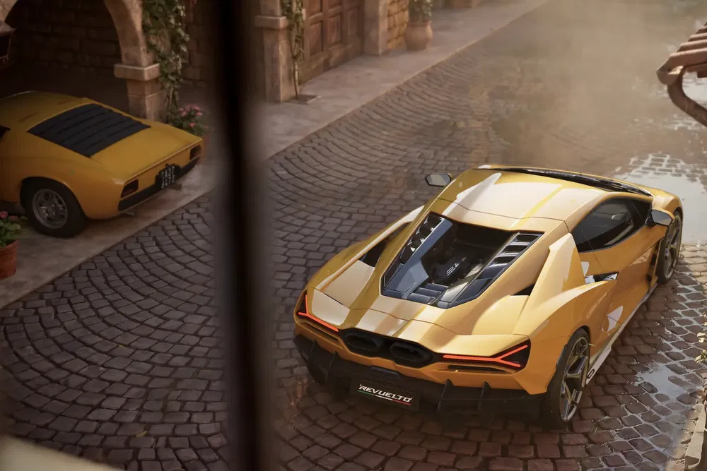 Voiture Lamborghini Revuelto dorée garée sur une rue pavée historique, design moderne et aérodynamique.