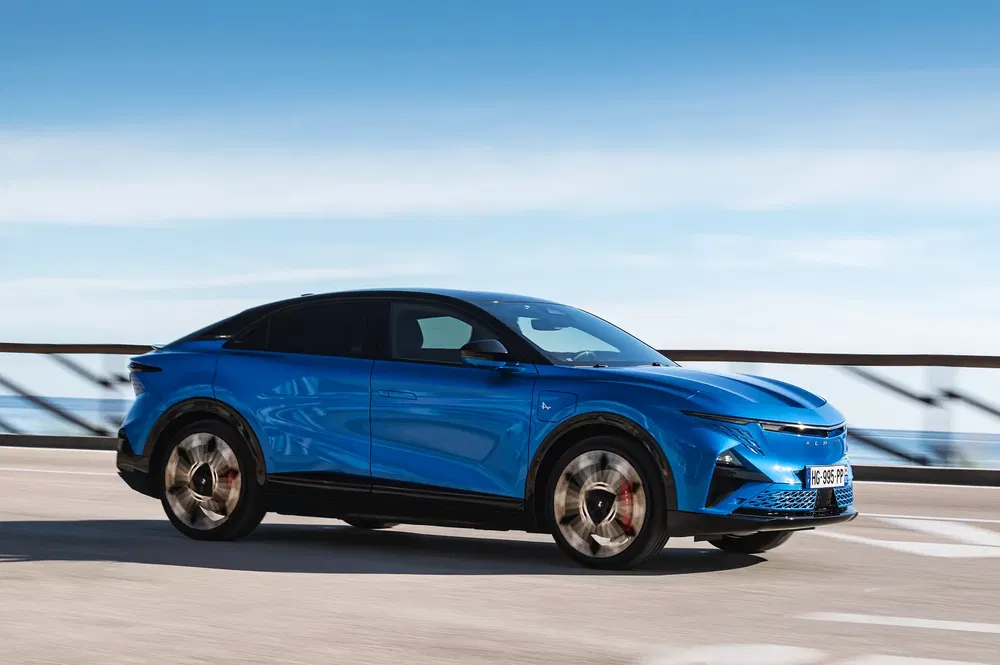 Voiture électrique MG4 bleue, design élégant sur autoroute avec ciel dégagé en arrière-plan.