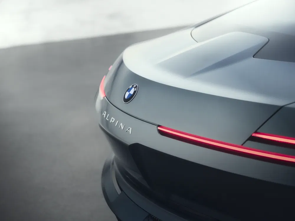 Arrière d'une BMW Alpina moderne avec logo et feux arrière élégants.