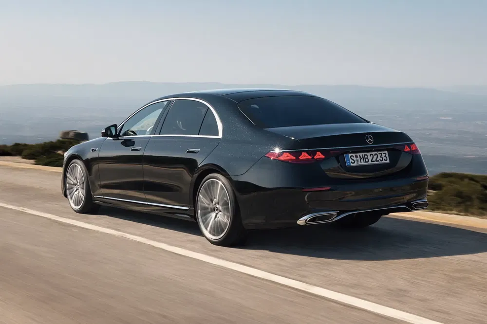 {"fr":"Mercedes-Benz Classe S noire roulant sur route dégagée, vue arrière dynamique.","nl":"Zwarte Mercedes-Benz S-Klasse rijdt op lege weg, dynamisch achteraanzicht."}