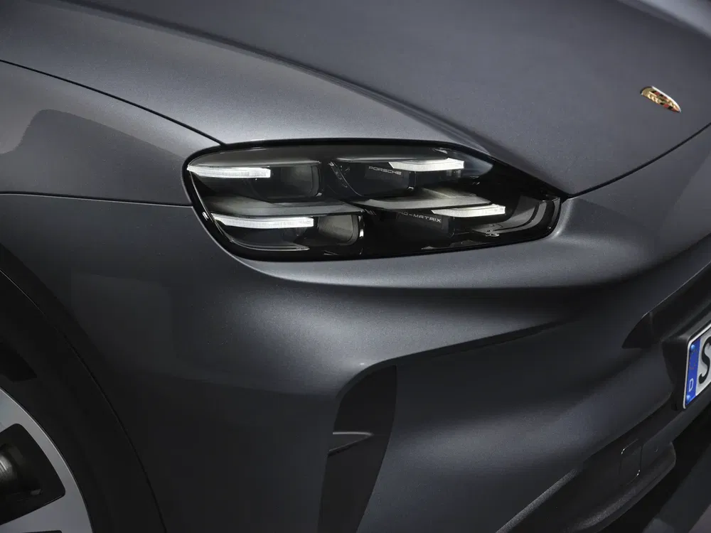 Close-up van de koplampen van een grijze Porsche Taycan voor autoblog.