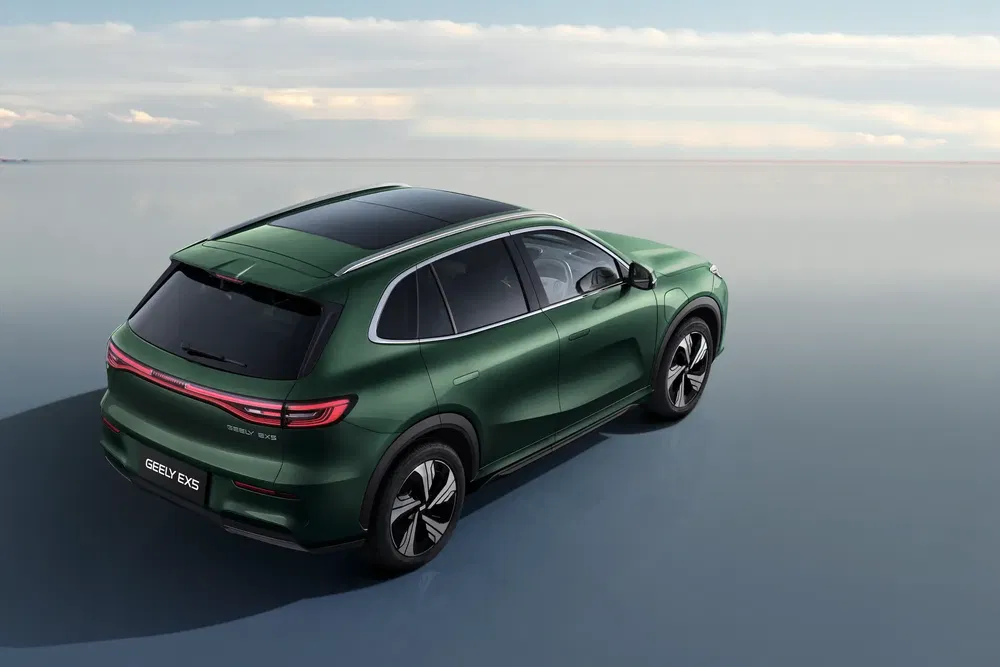 {"fr":"SUV Geely EX9 vert sur fond de mer paisible, design élégant et moderne.","nl":"Groene Geely EX9 SUV tegen kalme zee-achtergrond, elegant en modern ontwerp."}