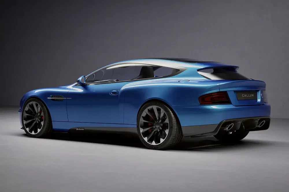 Voiture Callum bleu, design sportif, jantes noires, double échappement arrière chromé.