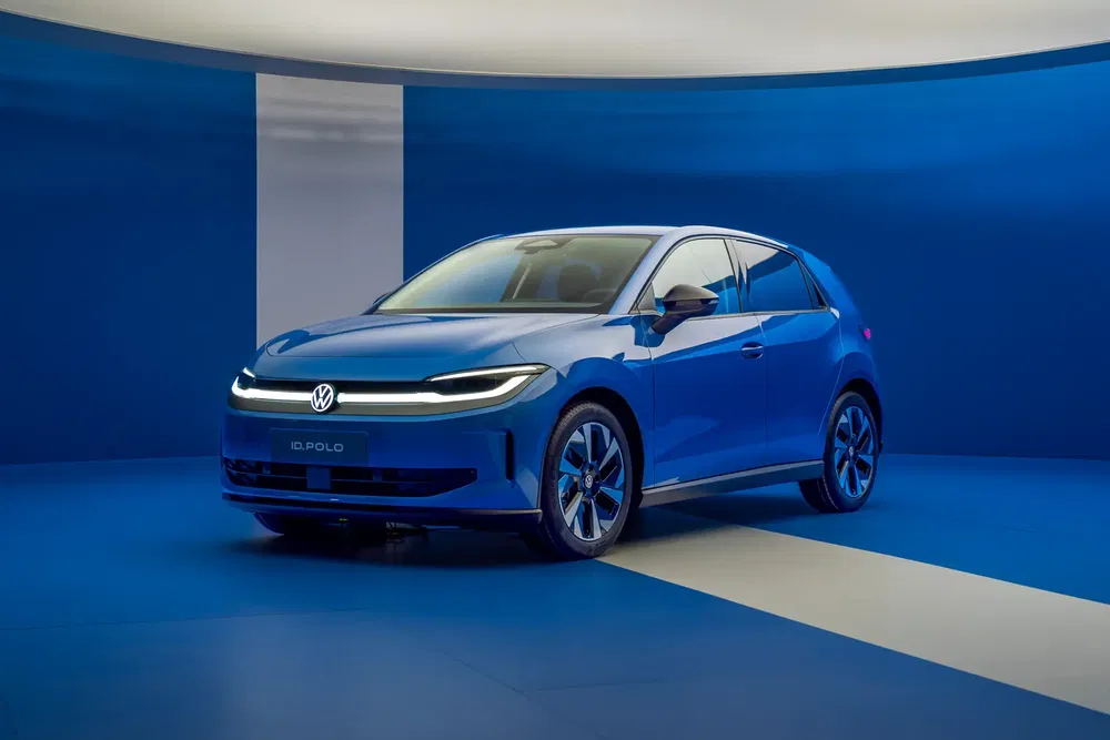 {"fr":"Volkswagen ID. Polo bleu exposée dans un showroom moderne avec éclairage futuriste.","nl":"Volkswagen ID. Polo blauw gepresenteerd in een moderne showroom met futuristische verlichting."}