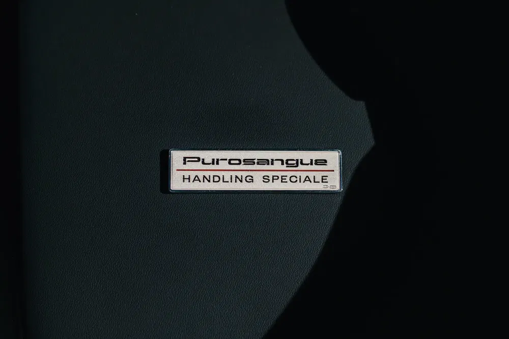 Plaque Ferrari Purosangue Handling Speciale sur fond noir élégant et minimaliste.