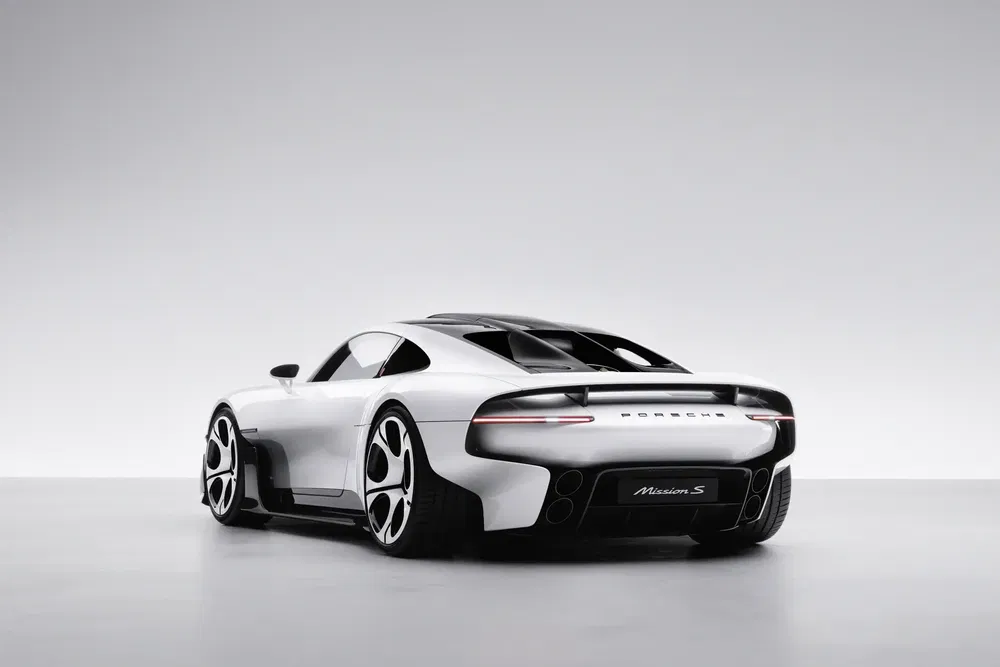 Witte Porsche Mission S, elegante achteraanzicht tegen lichte neutrale achtergrond.