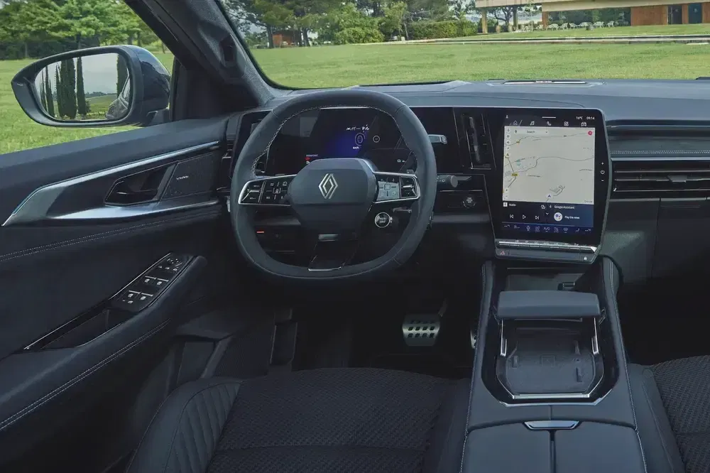 Intérieur moderne d'une Renault avec tableau de bord numérique et écran tactile central.