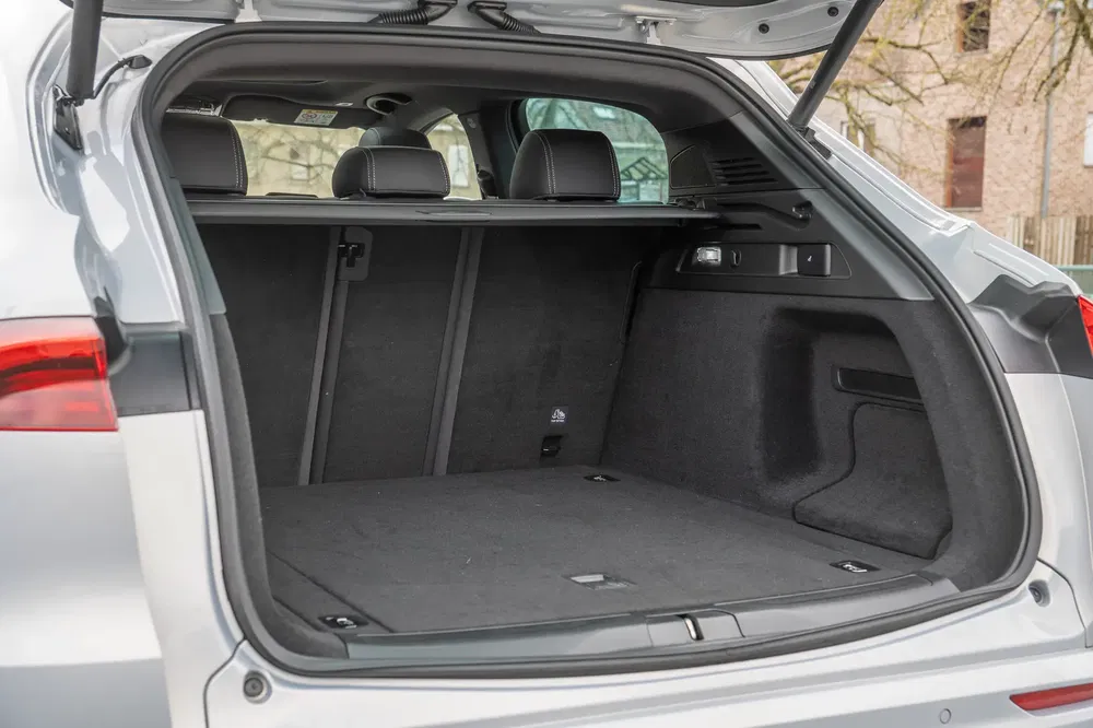 Coffre spacieux d'un SUV moderne avec sièges rabattables et finitions haut de gamme.