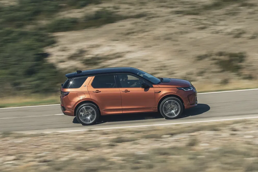 {"fr":"Land Rover Discovery Sport marron sur route déserte, vitesse et style.","nl":"Bruine Land Rover Discovery Sport op een verlaten weg, snelheid en stijl."}