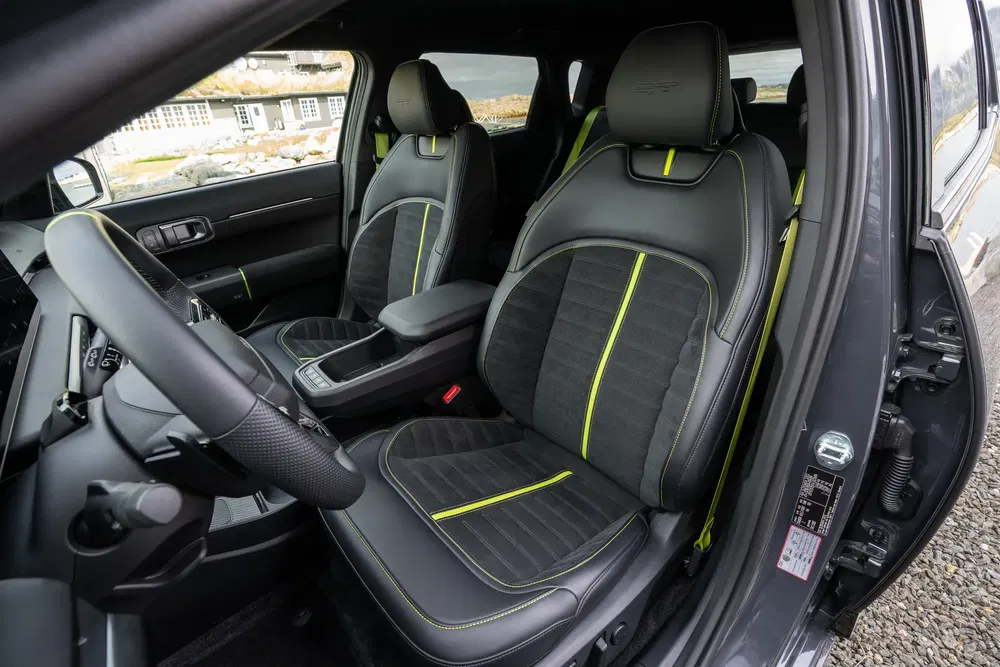 Intérieur d'une Ford Explorer ST avec sièges en cuir noir et accents jaunes.