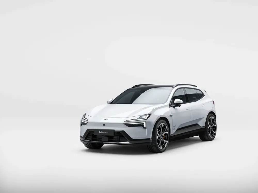 SUV électrique Polestar 4 blanc moderne avec toit panoramique et jantes alliage.