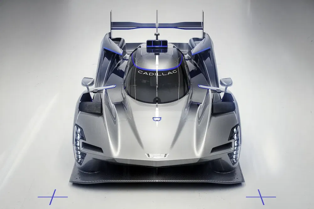 Prototype de voiture de course Cadillac avec design aérodynamique et caractéristiques futuristes.
