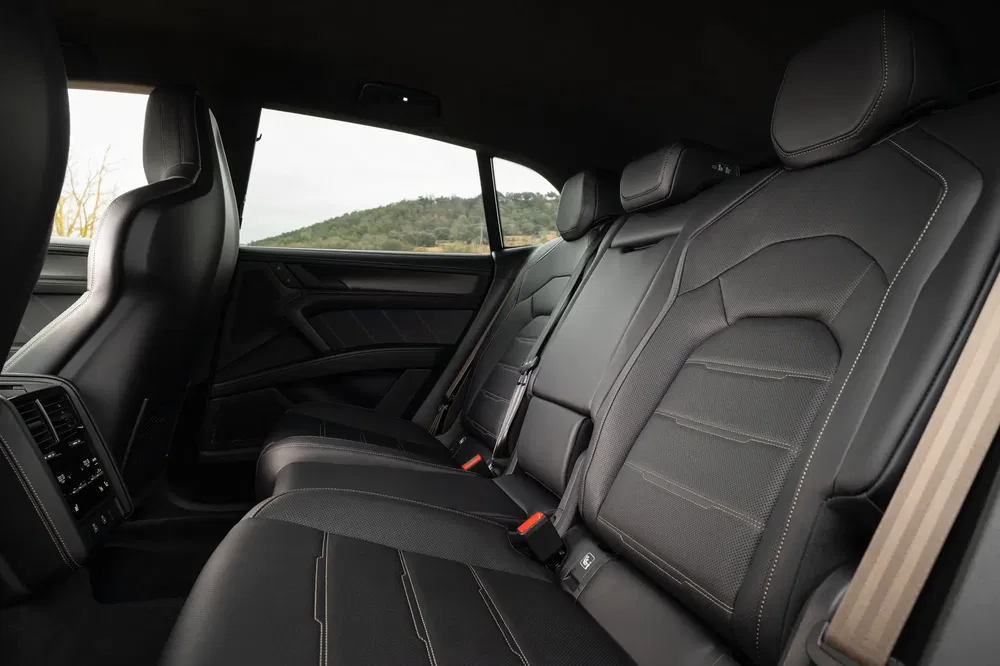 Intérieur arrière cuir noir luxueux Porsche, espace et confort premium.