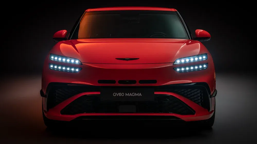 Voiture rouge Genesis GV60 Magma avec phares LED, design moderne et sportif.