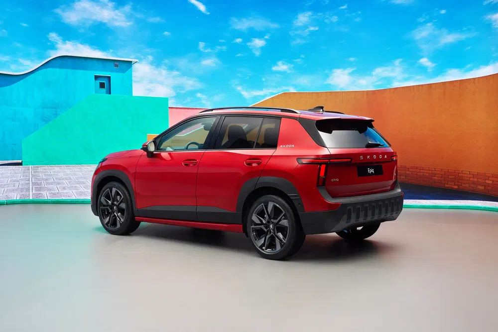 SUV Skoda rouge en arrière-plan coloré vibrant, détails modernes et stylés.