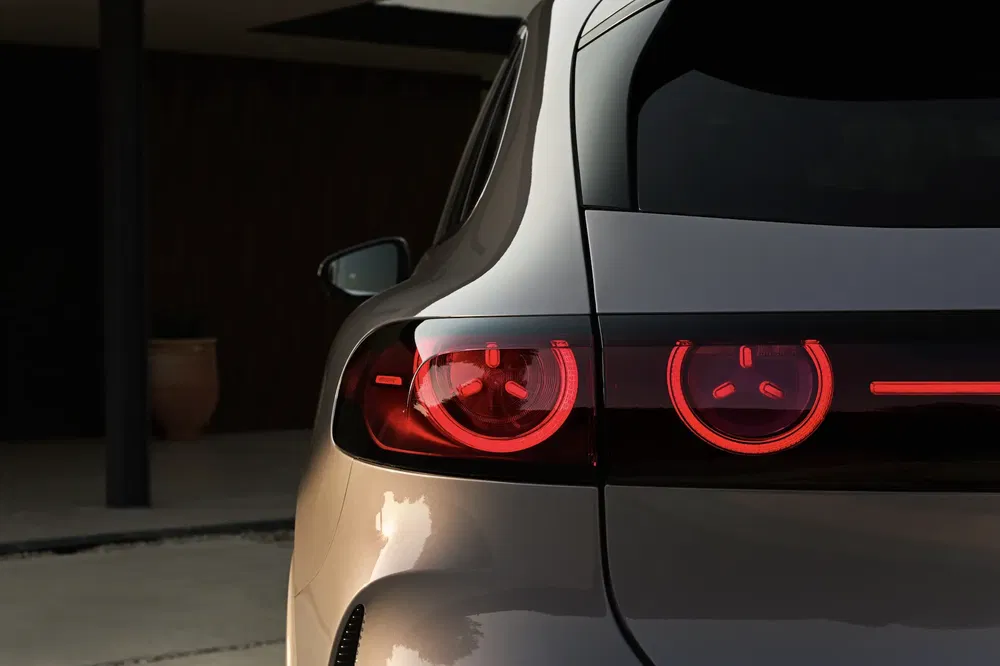Gros plan sur les feux arrière modernes d'une voiture Mazda au design distinctif et élégant.