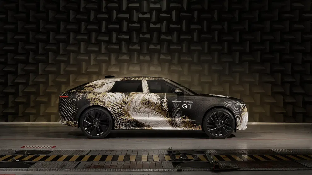 Range Rover GT camouflé dans une chambre anéchoïque pour tests acoustiques.
