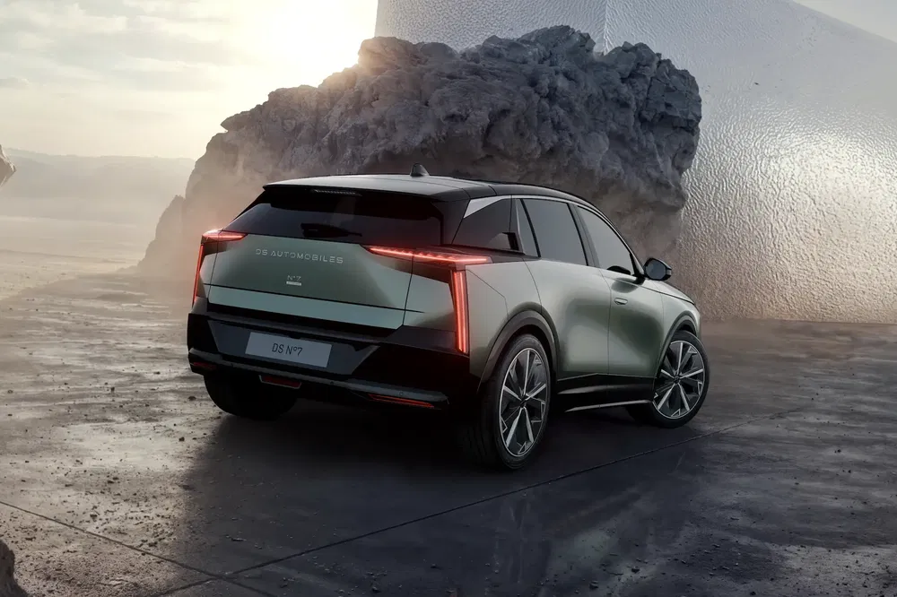 DS NP7 SUV geparkeerd op rotsachtig terrein bij zonsondergang.