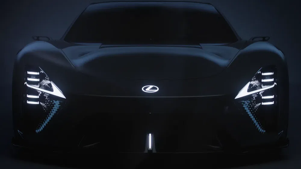 Zwarte Lexus conceptauto met futuristische LED-verlichting en verlicht embleem, gestroomlijnd ontwerp.