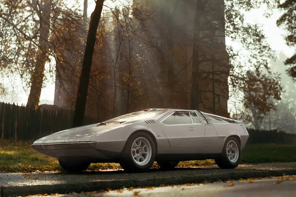 Prototypage de la Lamborghini Bravo classique sous les arbres lors d'une journée brumeuse d'automne.