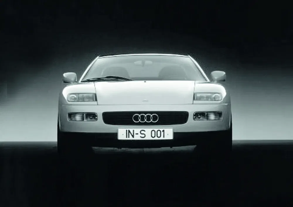 Audi Quattro conceptauto, frontaal zicht, zwart-wit, kenteken IN-S 001.