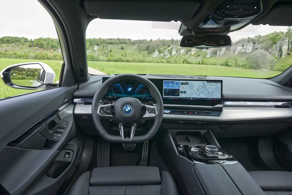 Intérieur moderne de la BMW Série 7 avec tableau de bord numérique et volant élégant.